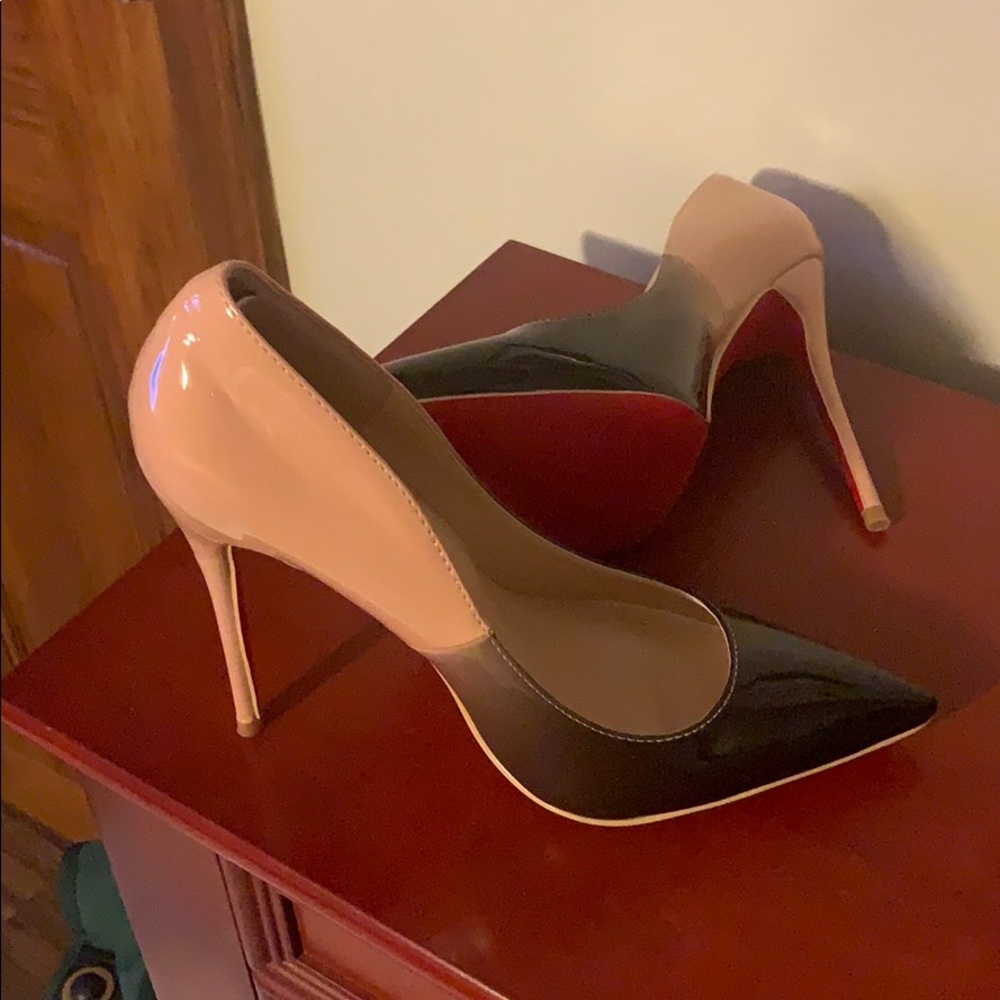 Red Bottoms size 8 the run small fits size 7